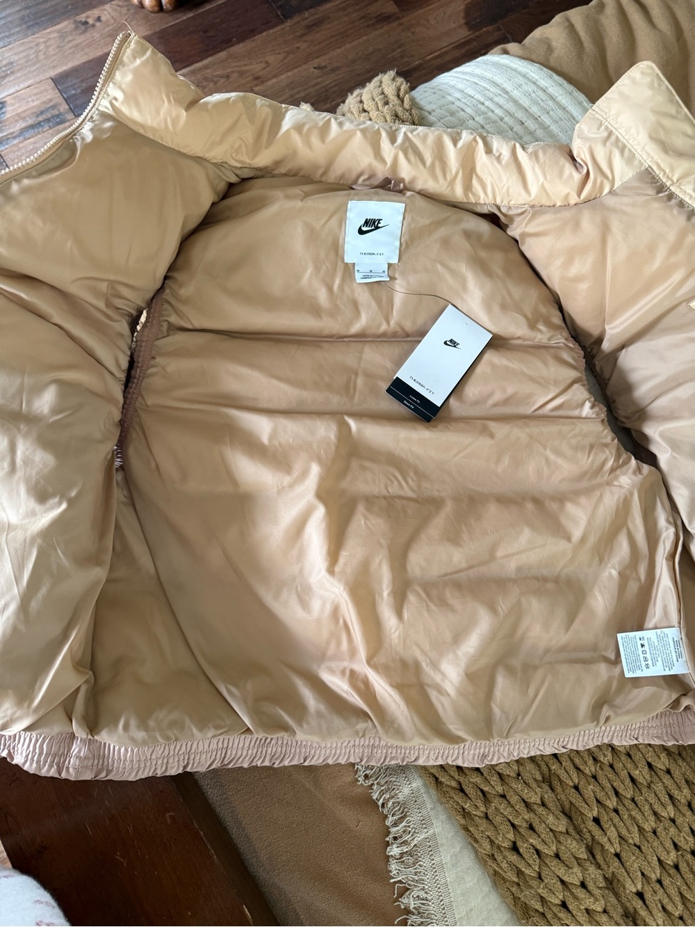 NIKE Two-Tone Puffer Vest in Cream & Blush size medium - Picture 2 of 3